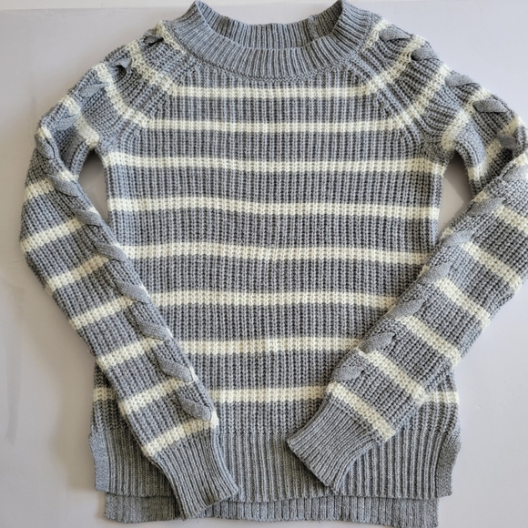 Gray and White Striped Long Braided Sleeve Sweater. - Picture 4 of 10